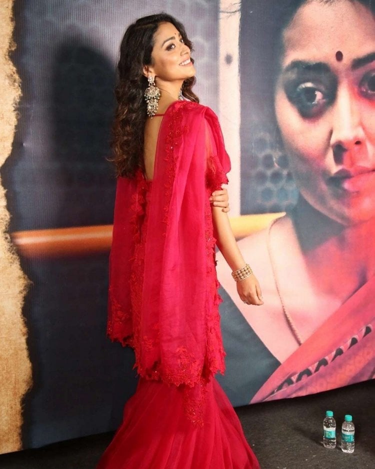 Shriya Saran Hot Photos In Glamoures Look