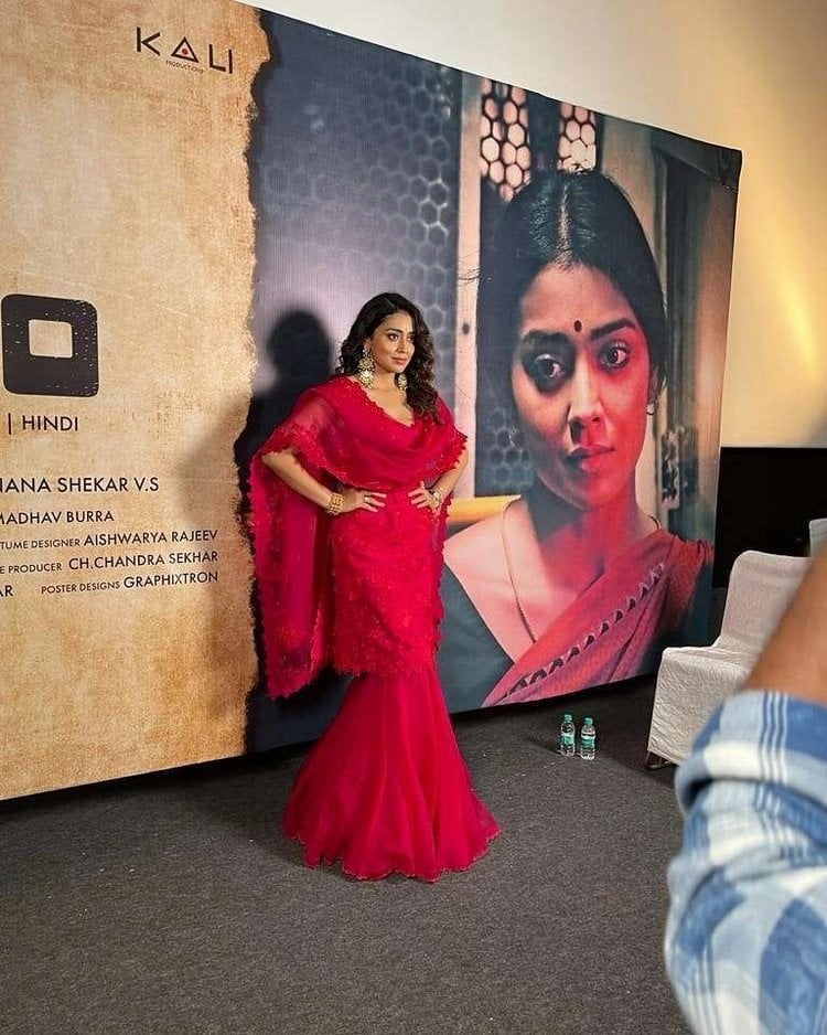 Shriya Saran Hot Photos In Glamoures Look