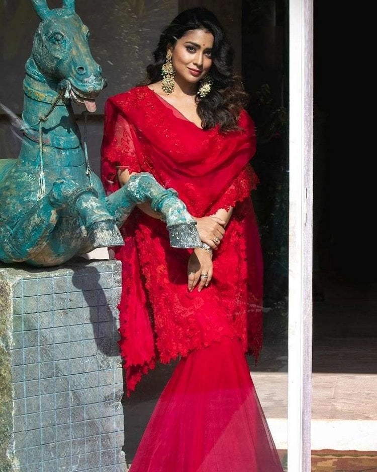 Shriya Saran Hot Photos In Glamoures Look