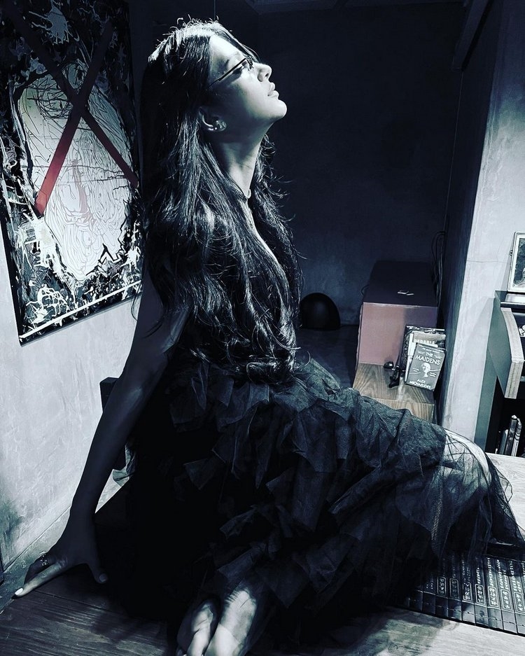 Shruti Haasan Amazing Photos In Black Dress