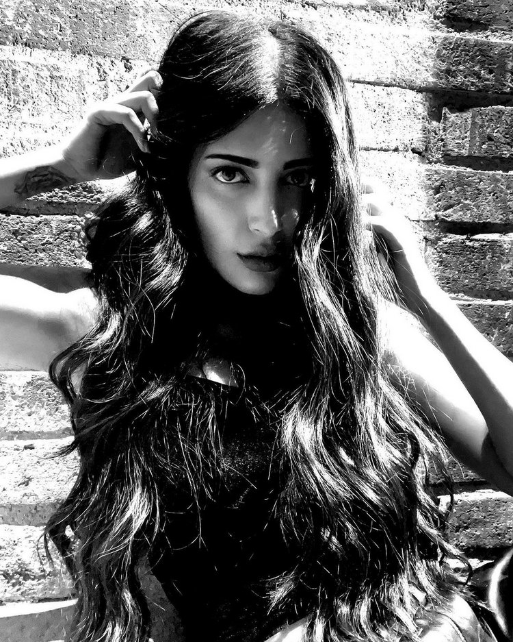 Shruti Haasan New Images With Out Color Photo