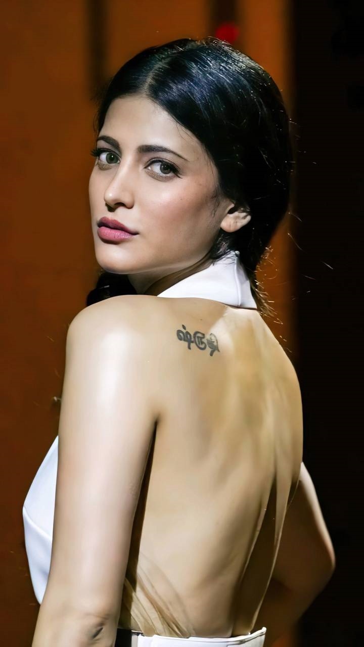 Shruti Haasan latest Hot Photos