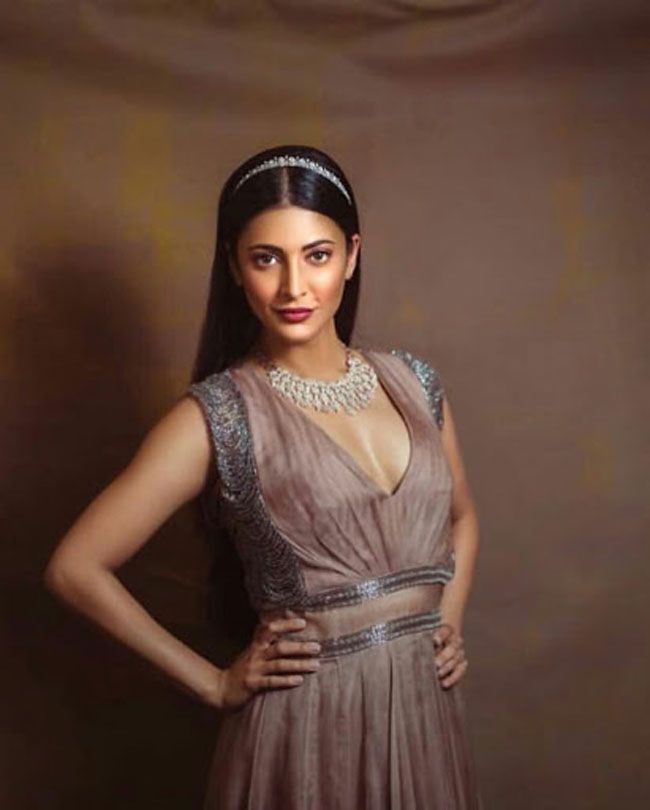 Shruti Haasan latest sexy photos