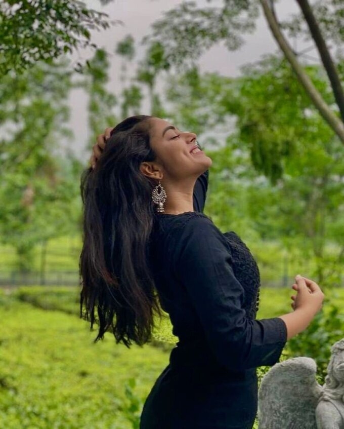 Siddhi Idnani latest photo shoot