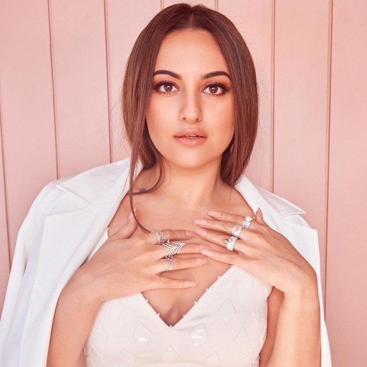 Sonakshi Sinha Hot Photos