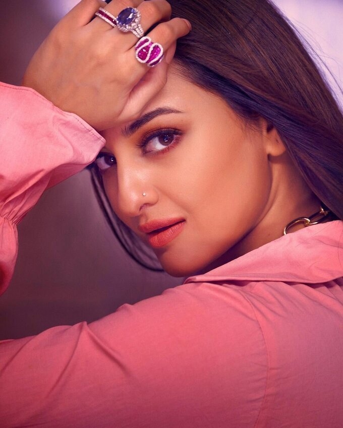 Sonakshi Sinha New Hot Clicks