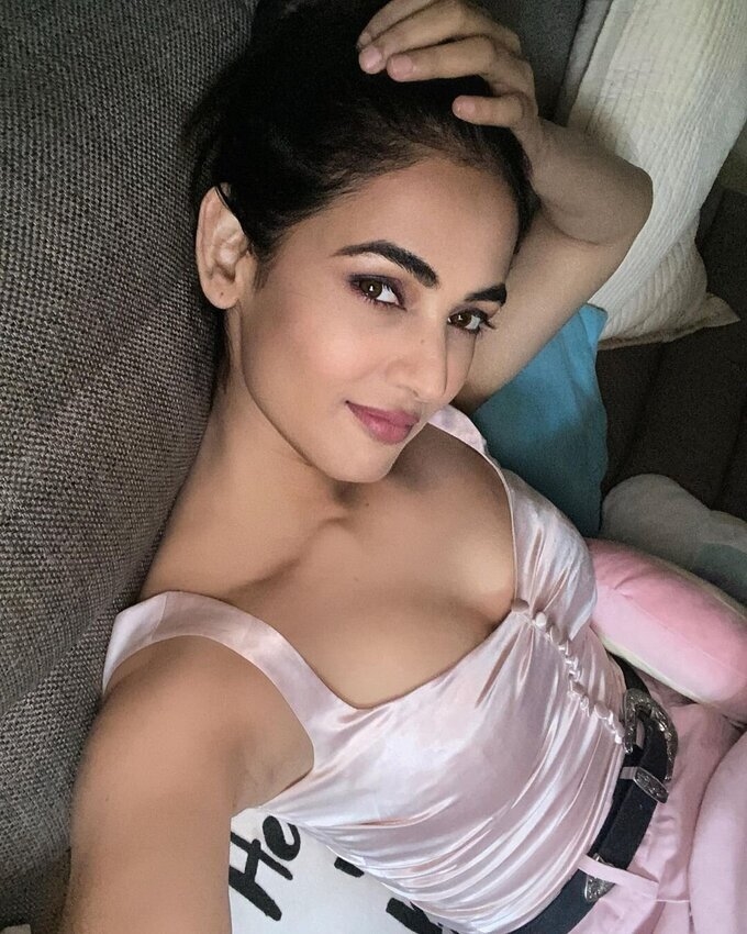 Sonal Chauhan Stunning Photos