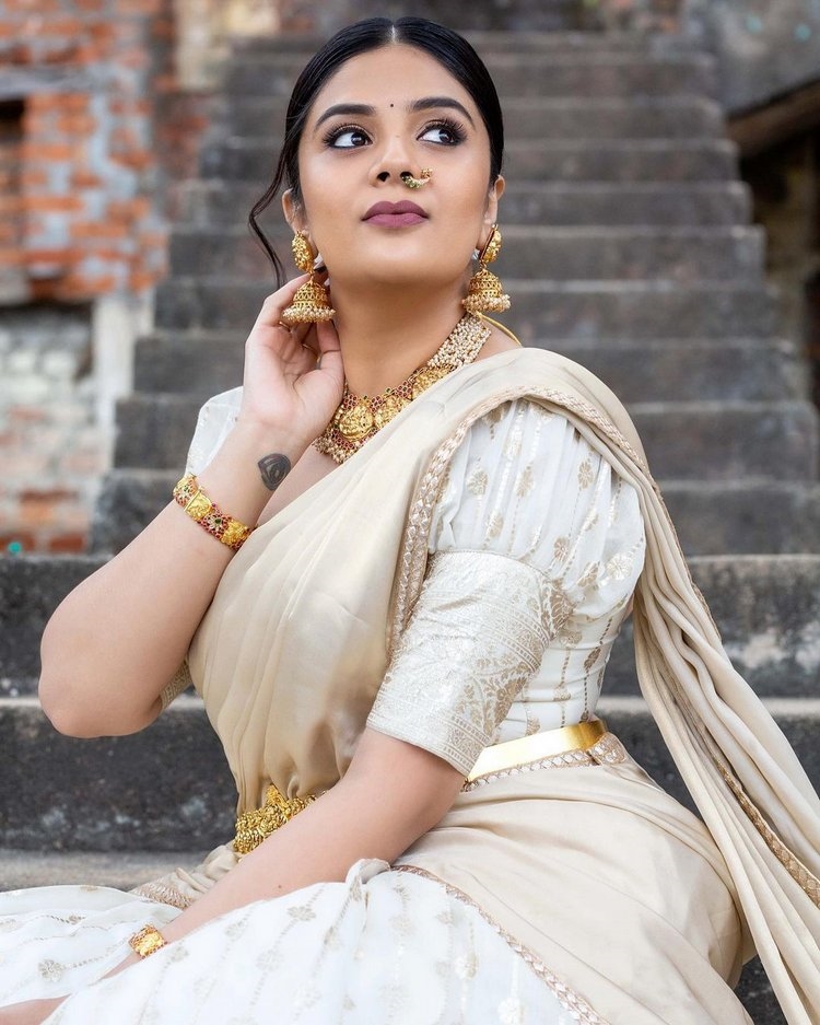 Sreemukhi Images In White Halfsaree