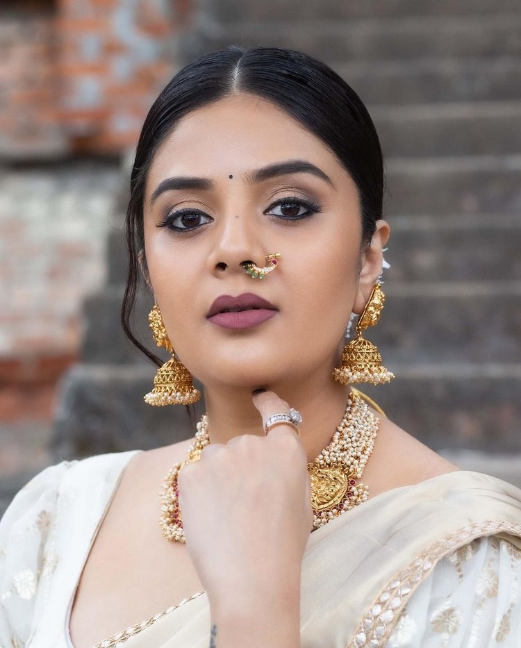 Sreemukhi Images In White Halfsaree