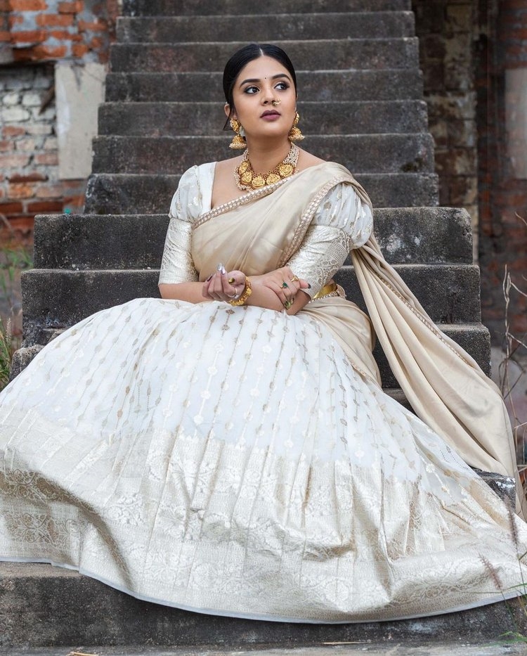 Sreemukhi Images In White Halfsaree