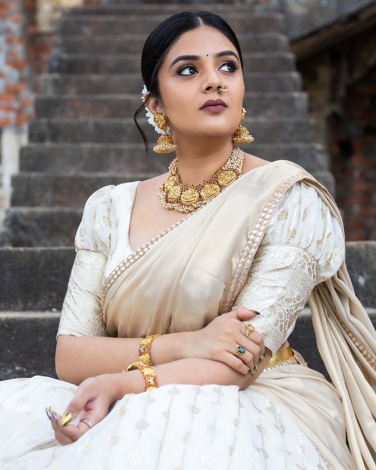 Sreemukhi Images In White Halfsaree