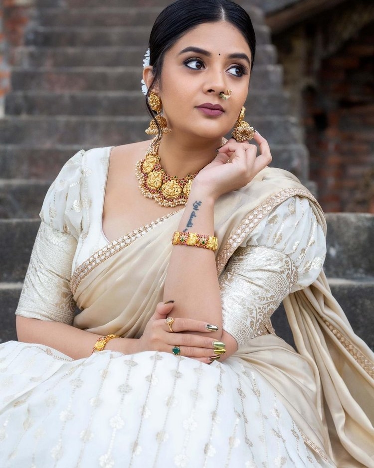 Sreemukhi Images In White Halfsaree