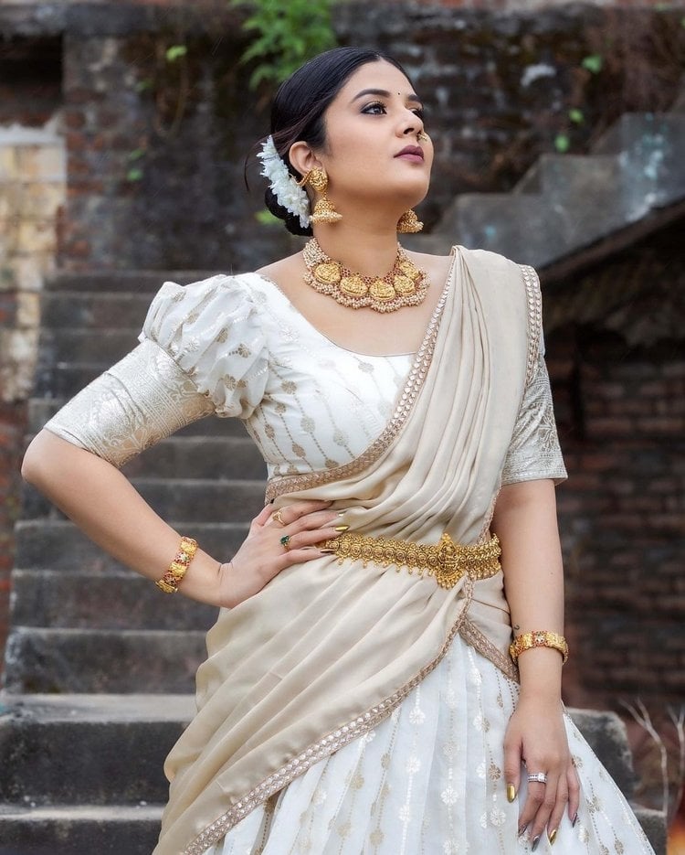 Sreemukhi Images In White Halfsaree