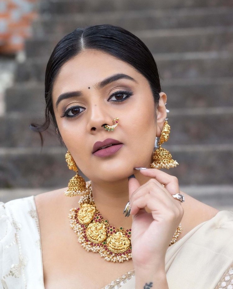 Sreemukhi Images In White Halfsaree