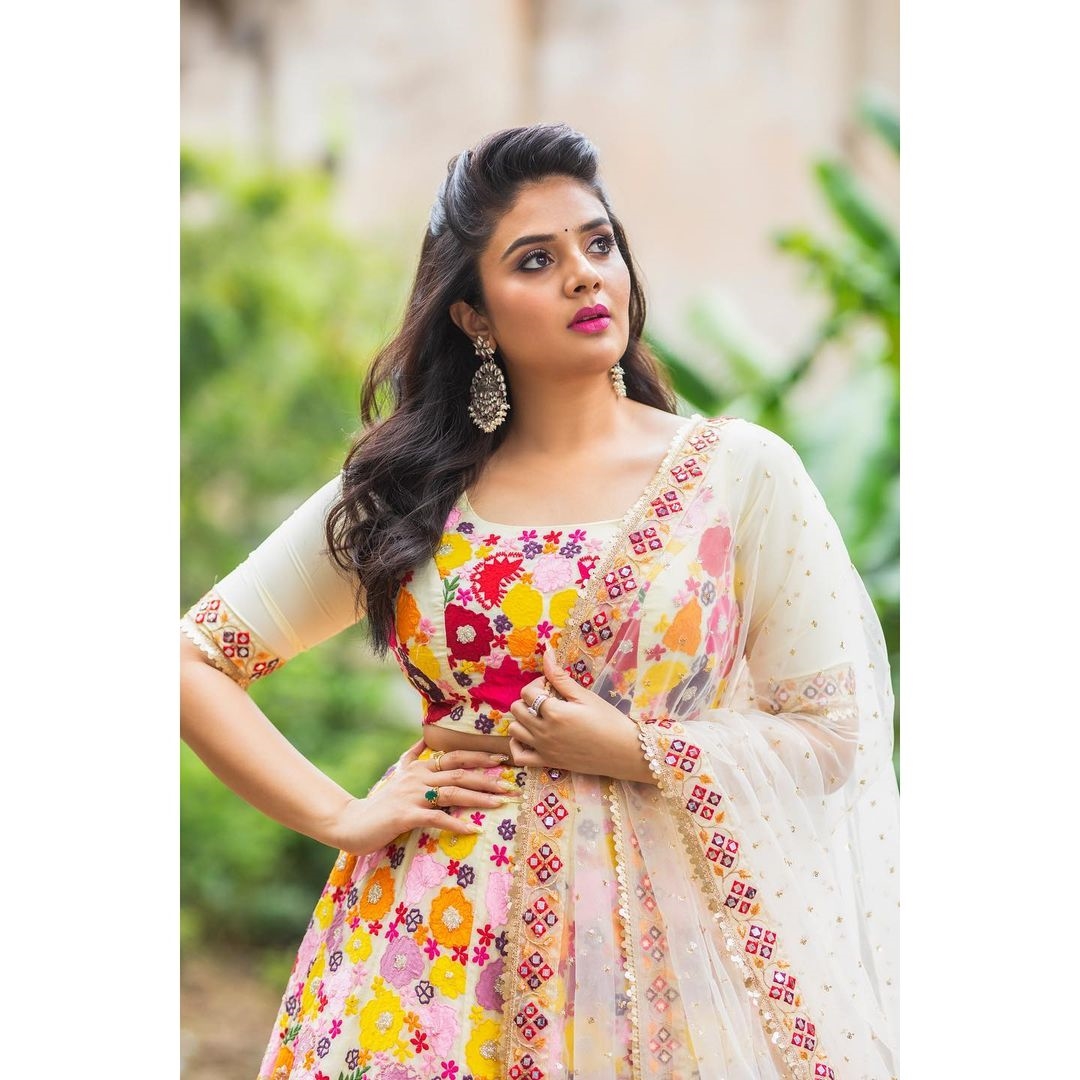 Sreemukhi New Clicks In Maa Show