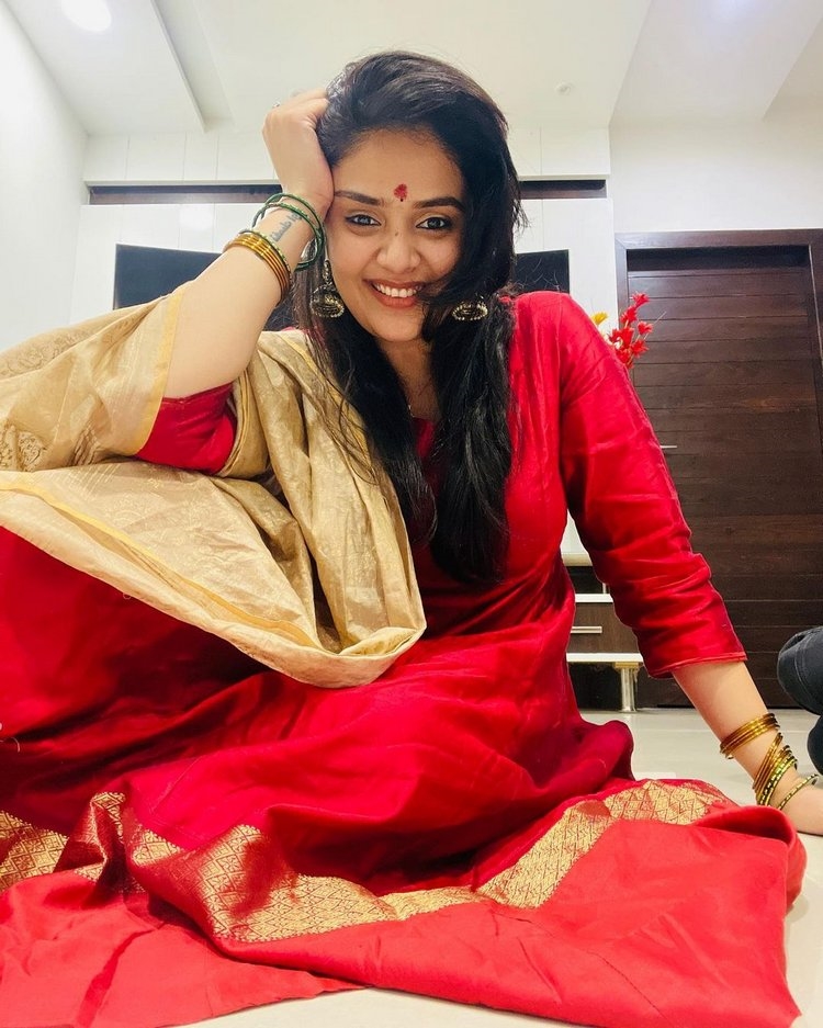 Sreemukhi New Images In Temple