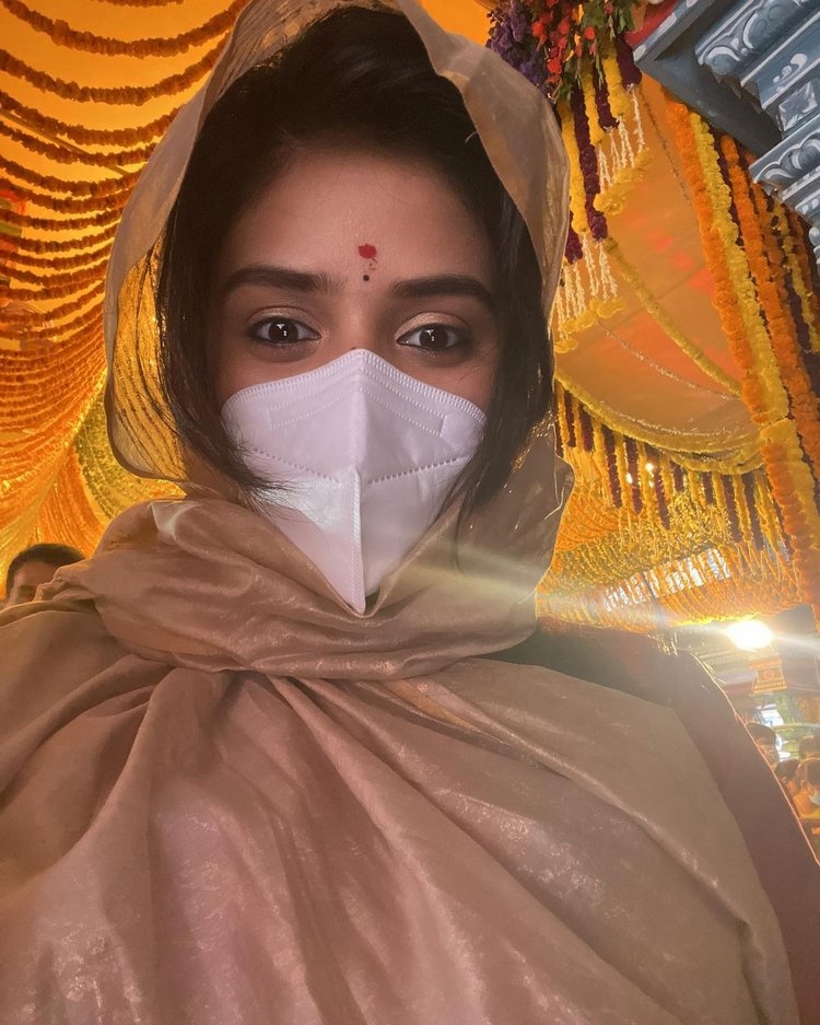 Sreemukhi New Images In Temple