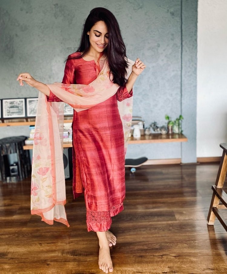 Surbhi Jyoti Flaunts Her Statuesque Figure In Note-Worthy Ensembles; Check  Out Her Sassy Looks