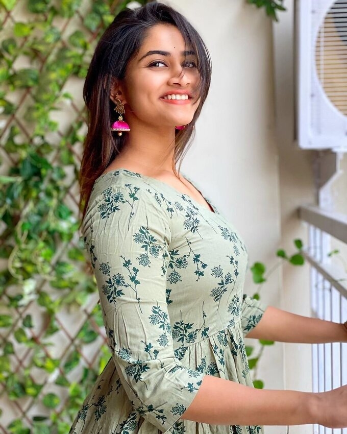 Tamil BiggBoss Contestant And Model Shivani Narayanan Cute Images