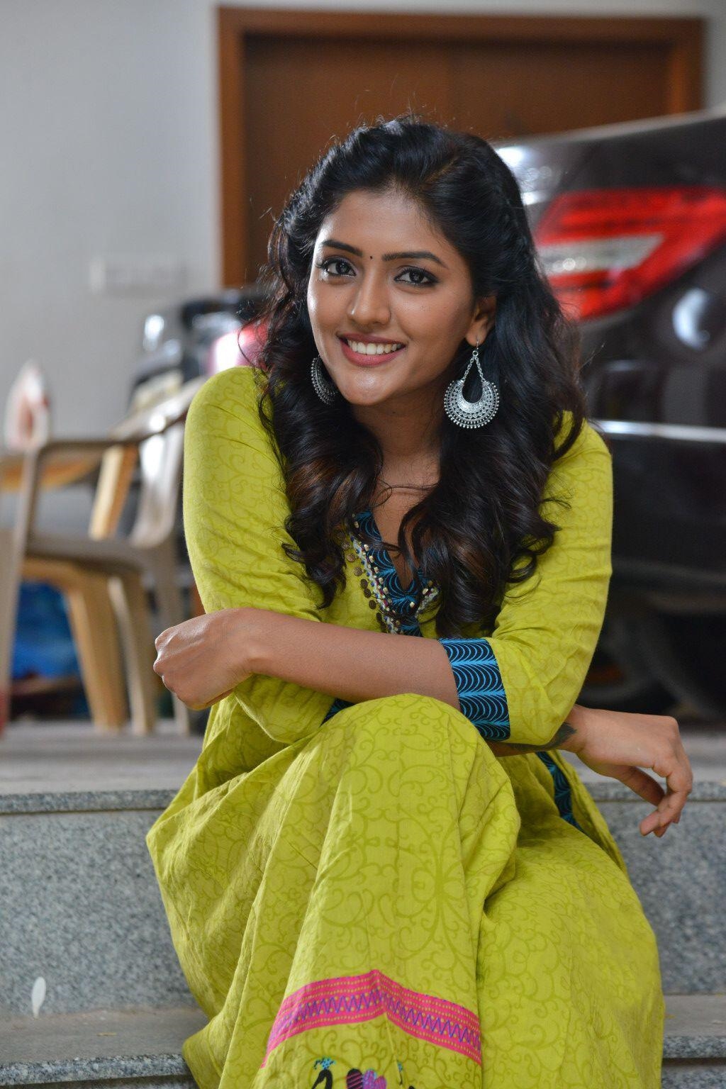 Telugu Beauty Eesha Rebba Cute Images