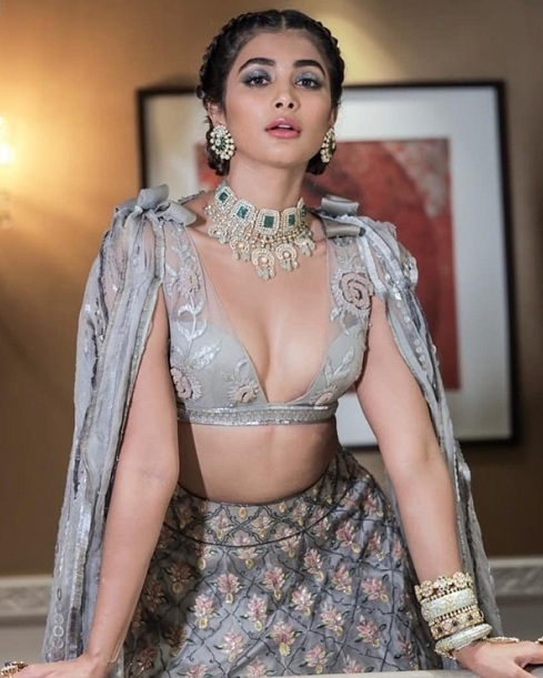 Tollywood Glamorous Pooja Hegde exudes Hotness