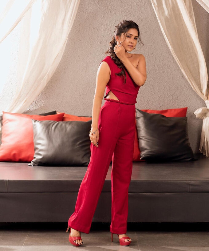 Vani Bhojan Latest Photos