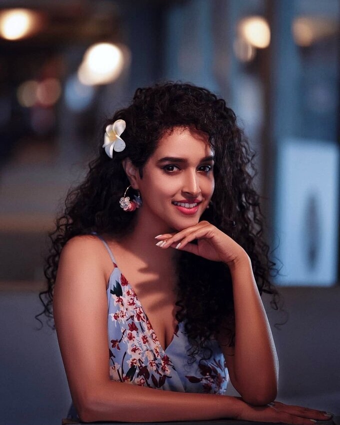 Vidya Prabhu Stunning Pics