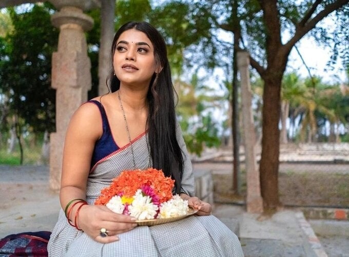 Yamini bhasakar latest saree photos