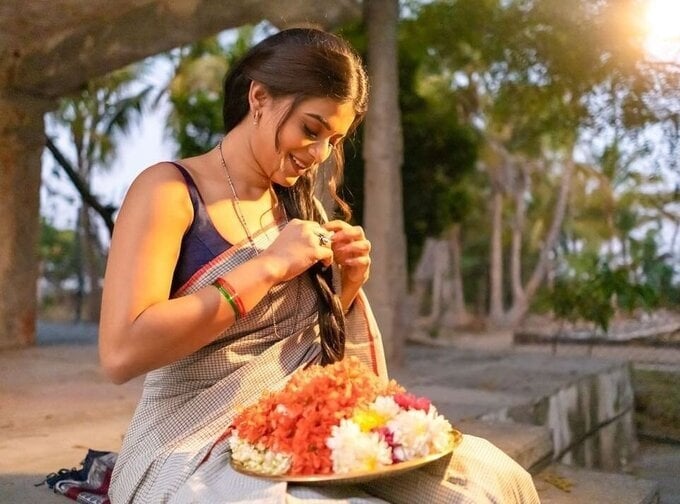 Yamini bhasakar latest saree photos