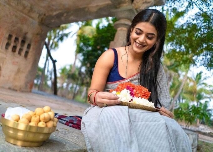 Yamini bhasakar latest saree photos