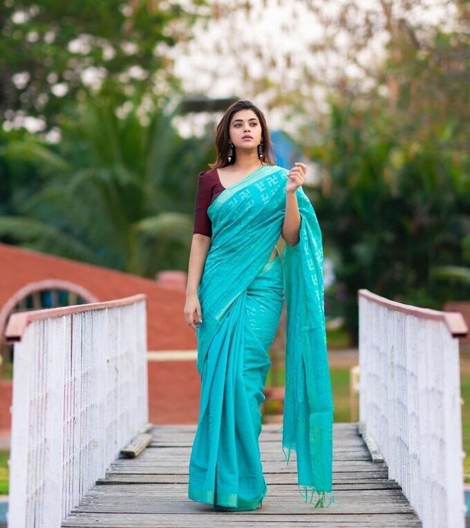 Yamini bhasakar latest saree photos