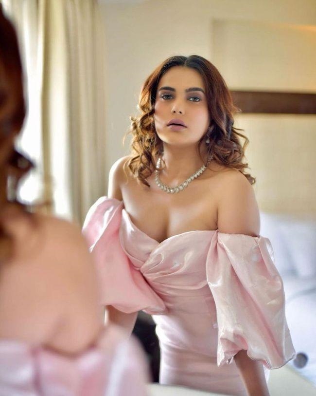 sonnalli seygal hot Photos