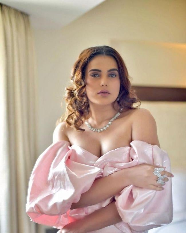 sonnalli seygal hot Photos