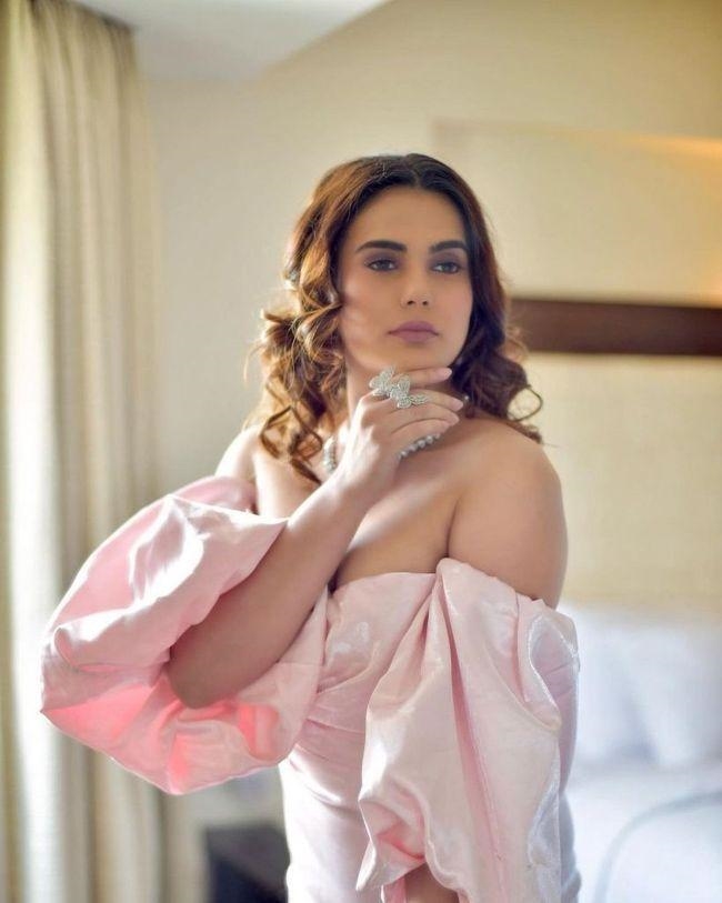 sonnalli seygal hot Photos