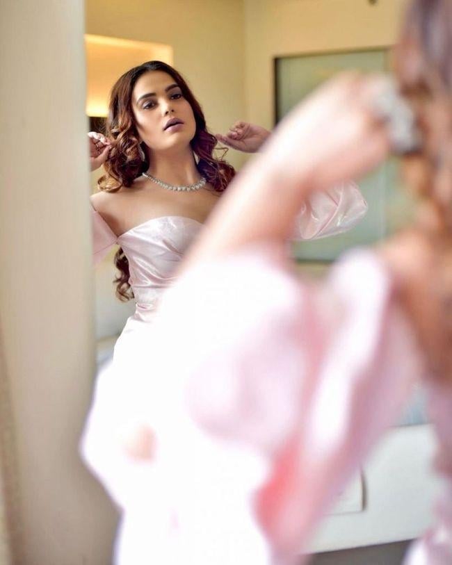 sonnalli seygal hot Photos