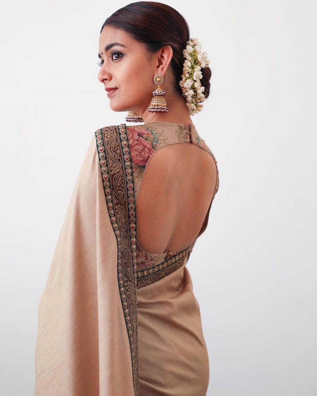 Keerthy Suresh mesmerizes Hot look in saree