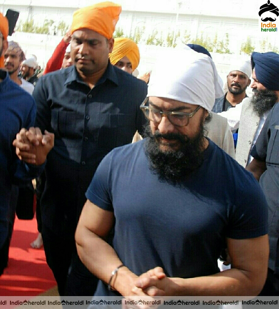 Aamir Khan Visits Golden Temple