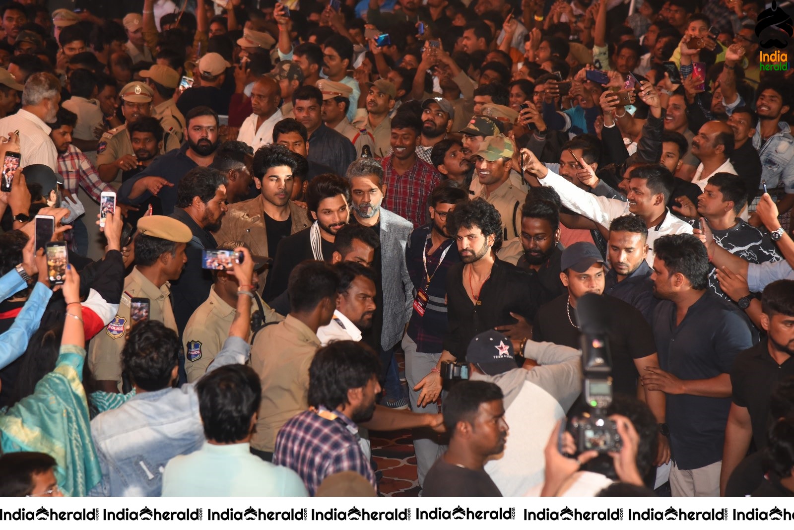 Actor Allu Arjun mobbed by Crowd during his Mass Entry Set 1