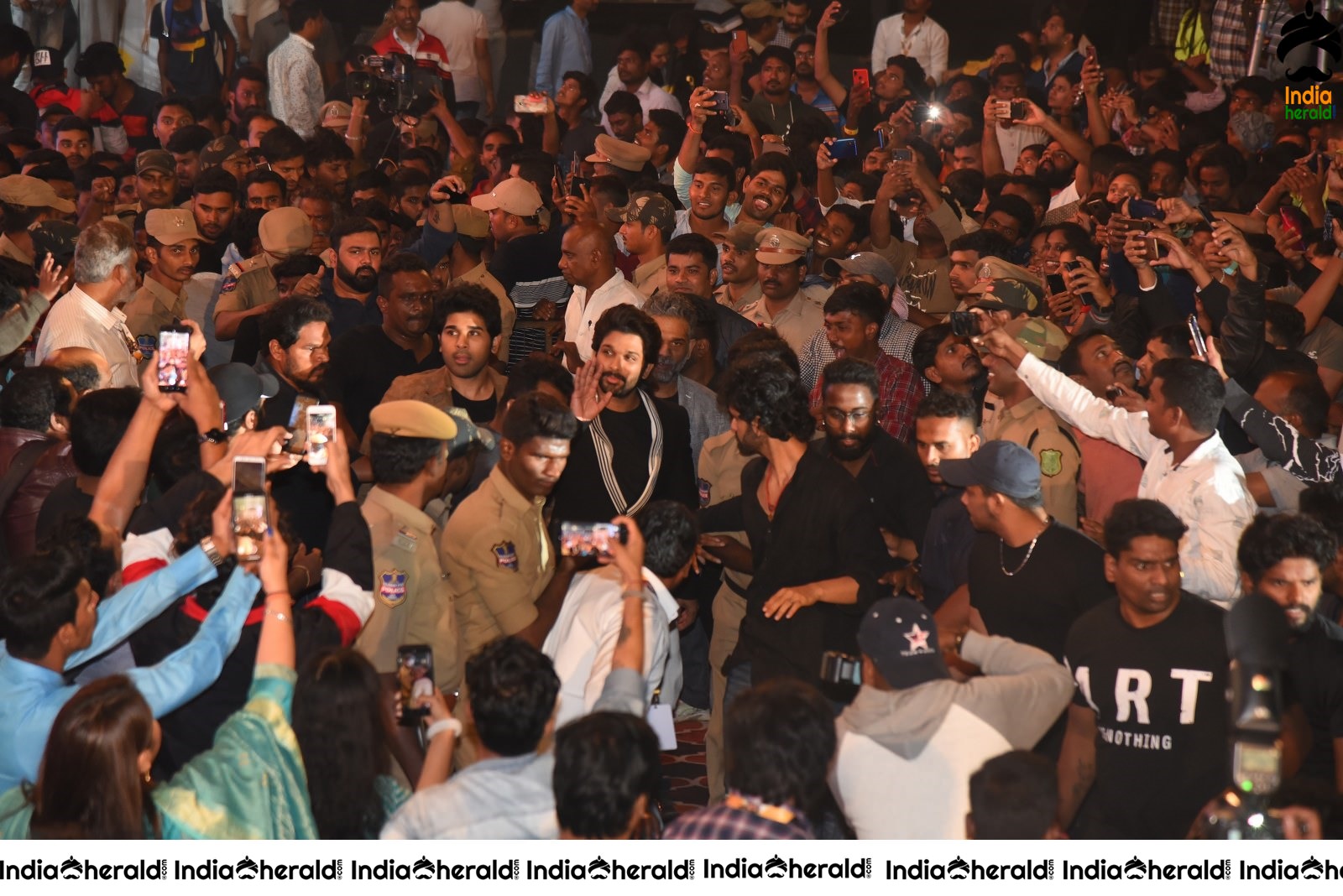 Actor Allu Arjun mobbed by Crowd during his Mass Entry Set 1