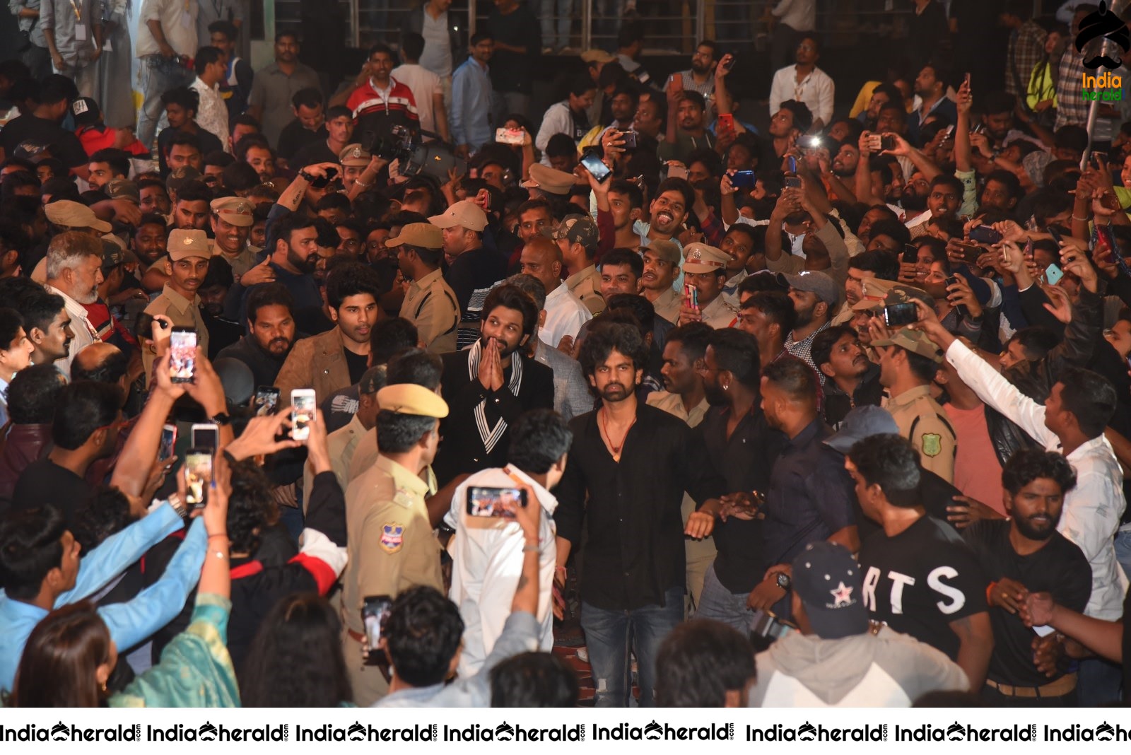 Actor Allu Arjun mobbed by Crowd during his Mass Entry Set 1
