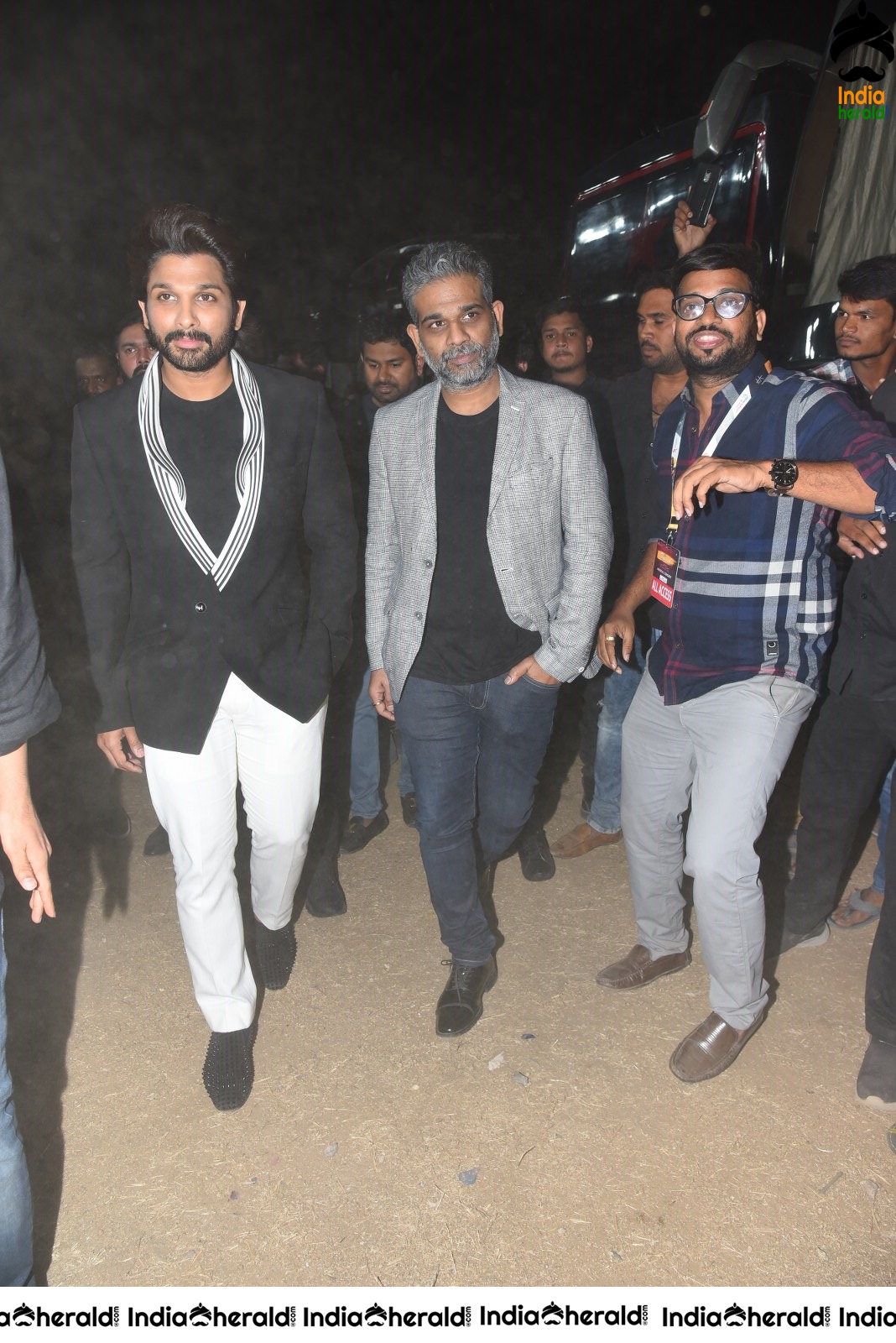 Actor Allu Arjun mobbed by Crowd during his Mass Entry Set 1