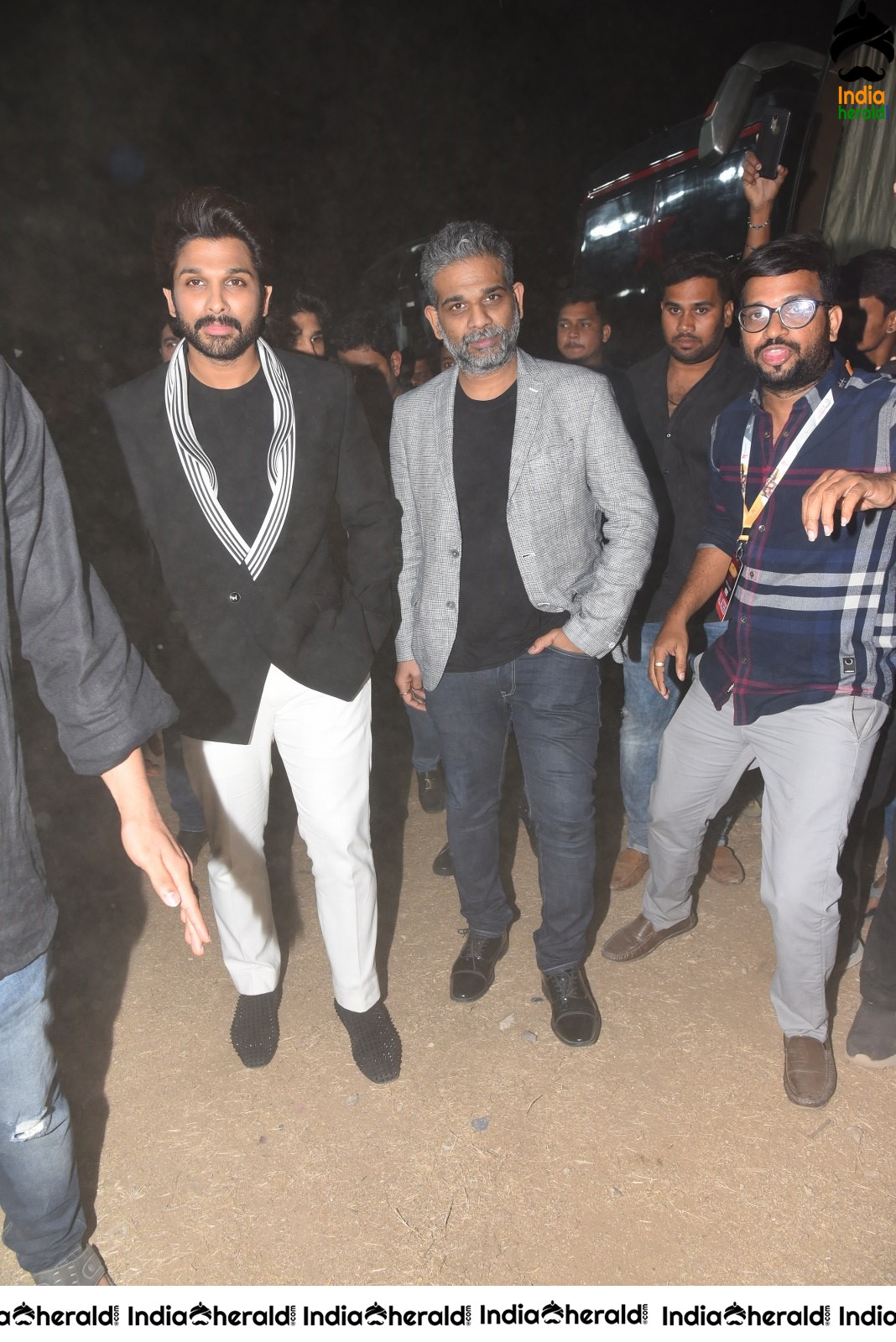 Actor Allu Arjun mobbed by Crowd during his Mass Entry Set 1