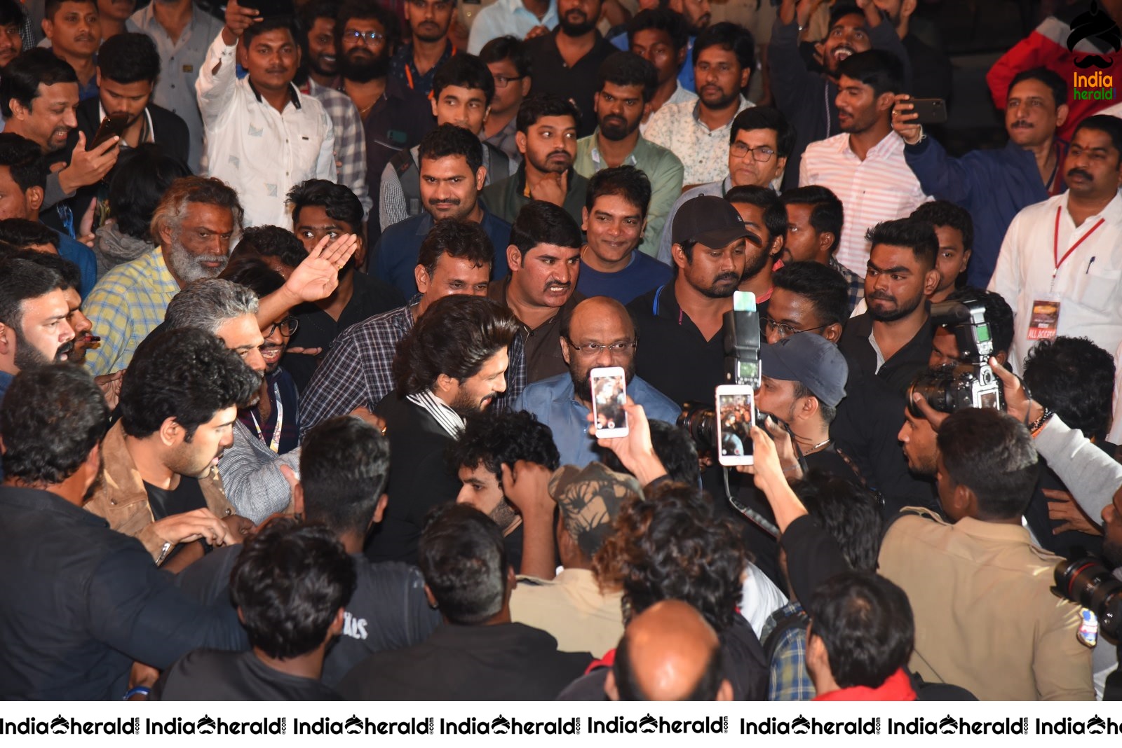 Actor Allu Arjun mobbed by Crowd during his Mass Entry Set 2