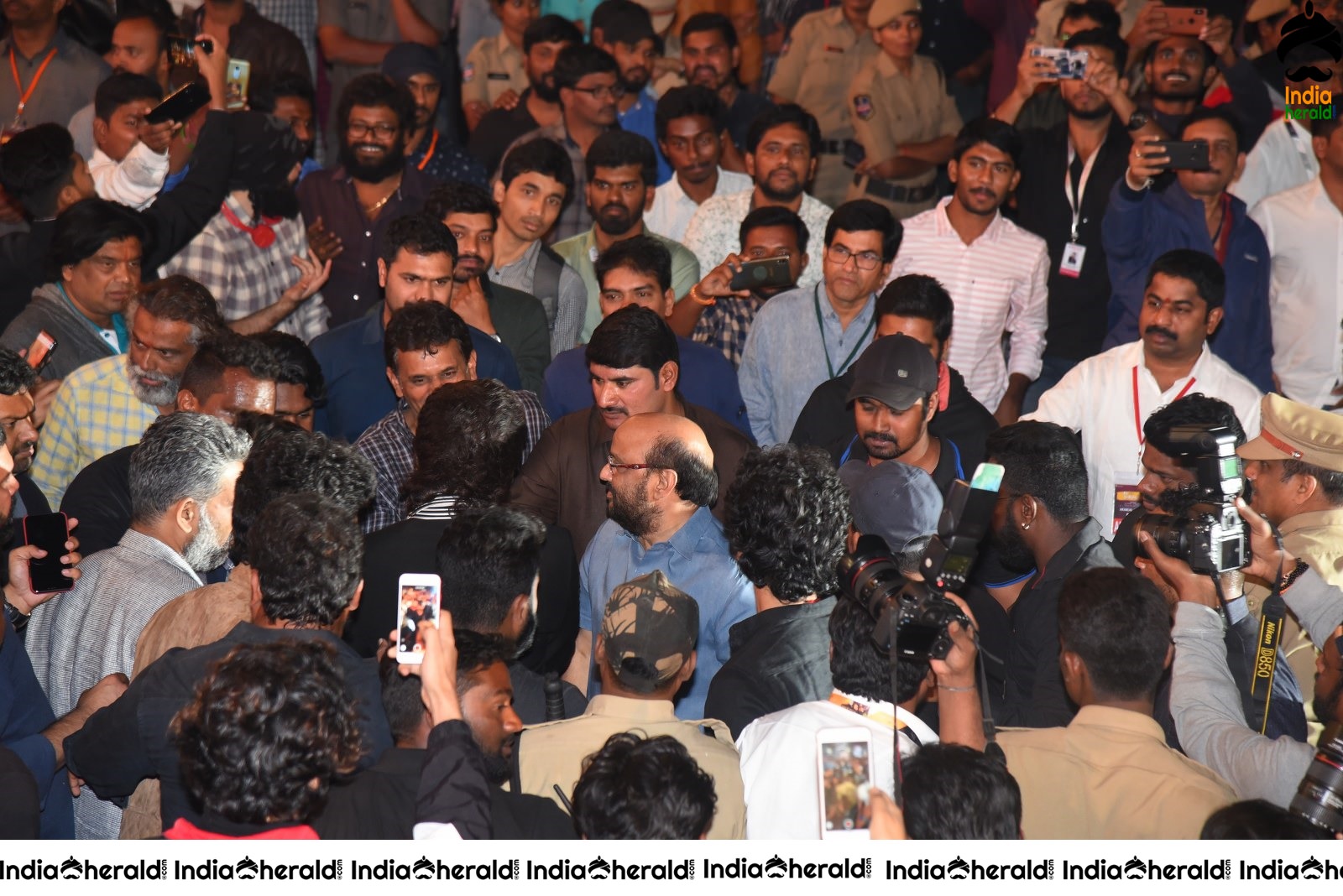 Actor Allu Arjun mobbed by Crowd during his Mass Entry Set 2