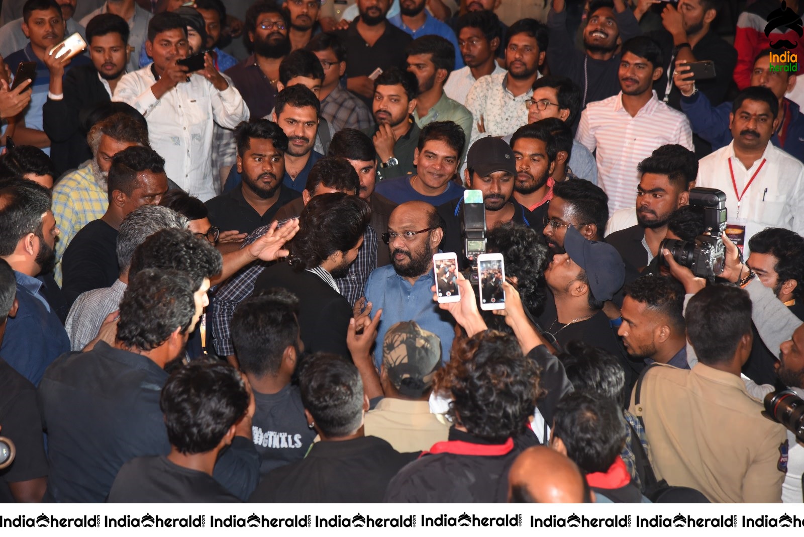 Actor Allu Arjun mobbed by Crowd during his Mass Entry Set 2