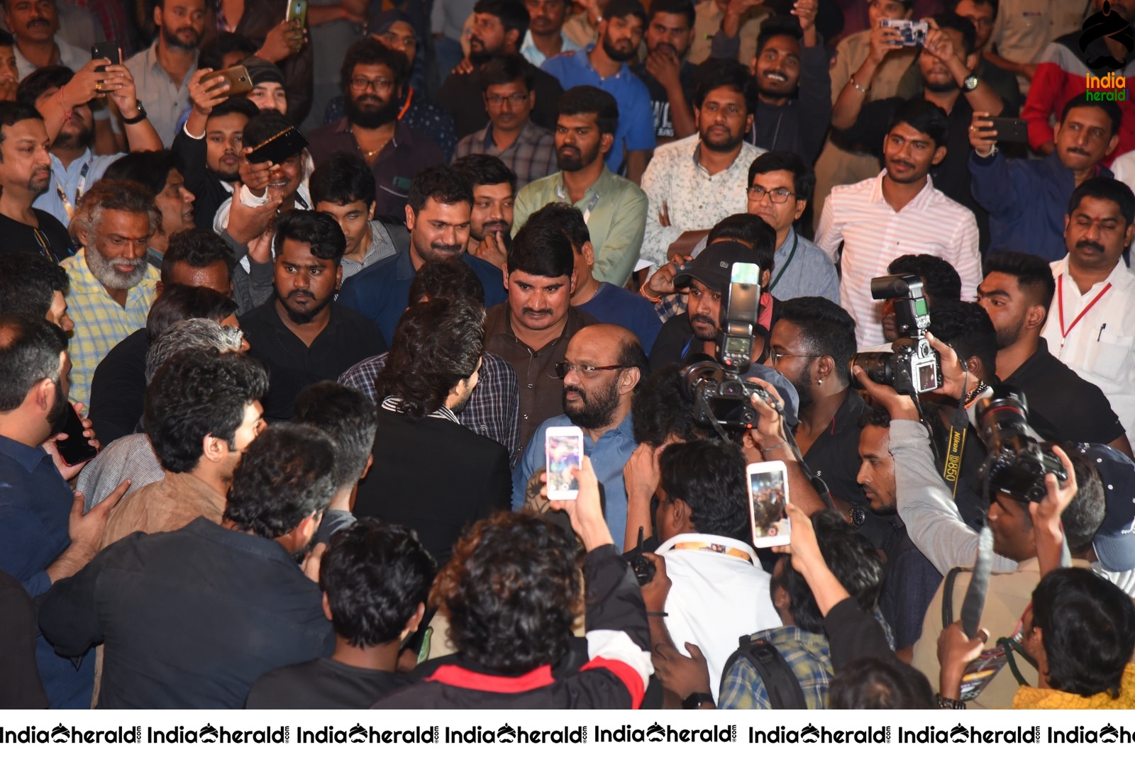 Actor Allu Arjun mobbed by Crowd during his Mass Entry Set 2