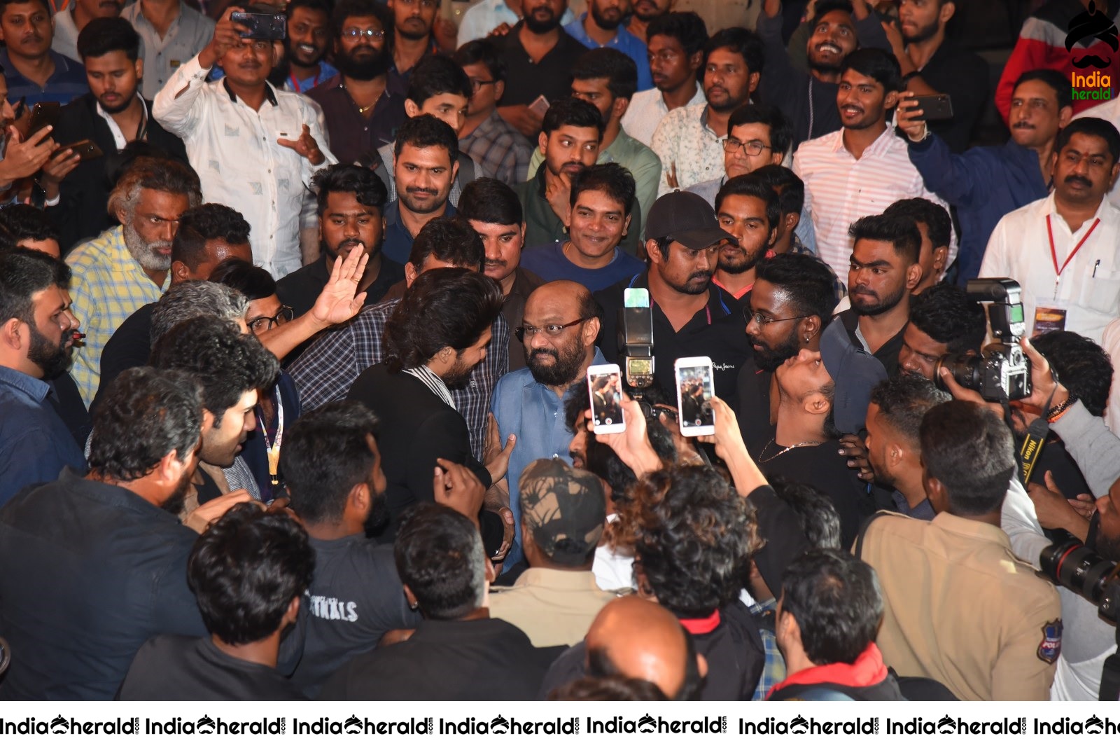 Actor Allu Arjun mobbed by Crowd during his Mass Entry Set 2