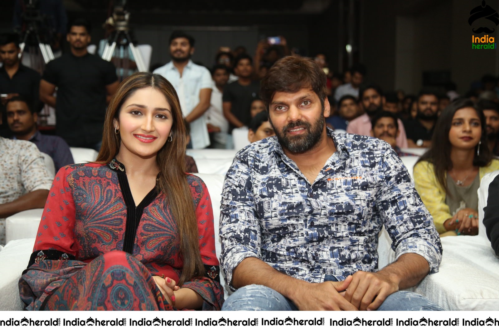 Actor Arya And Sayyeshaa Seen Together And They Look Gorgeous Set 1