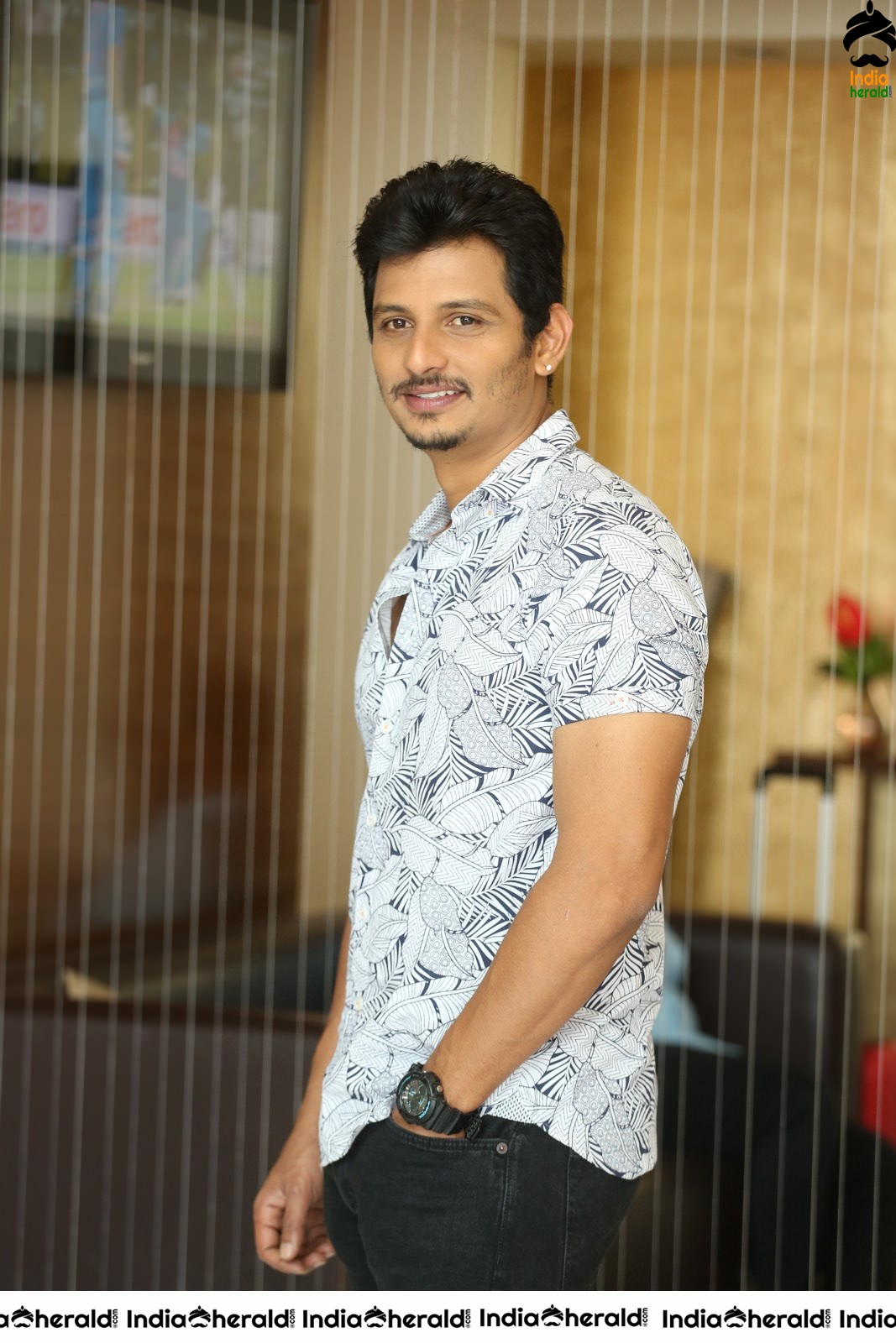 Actor Jeeva press stills as he speaks to media after a long time