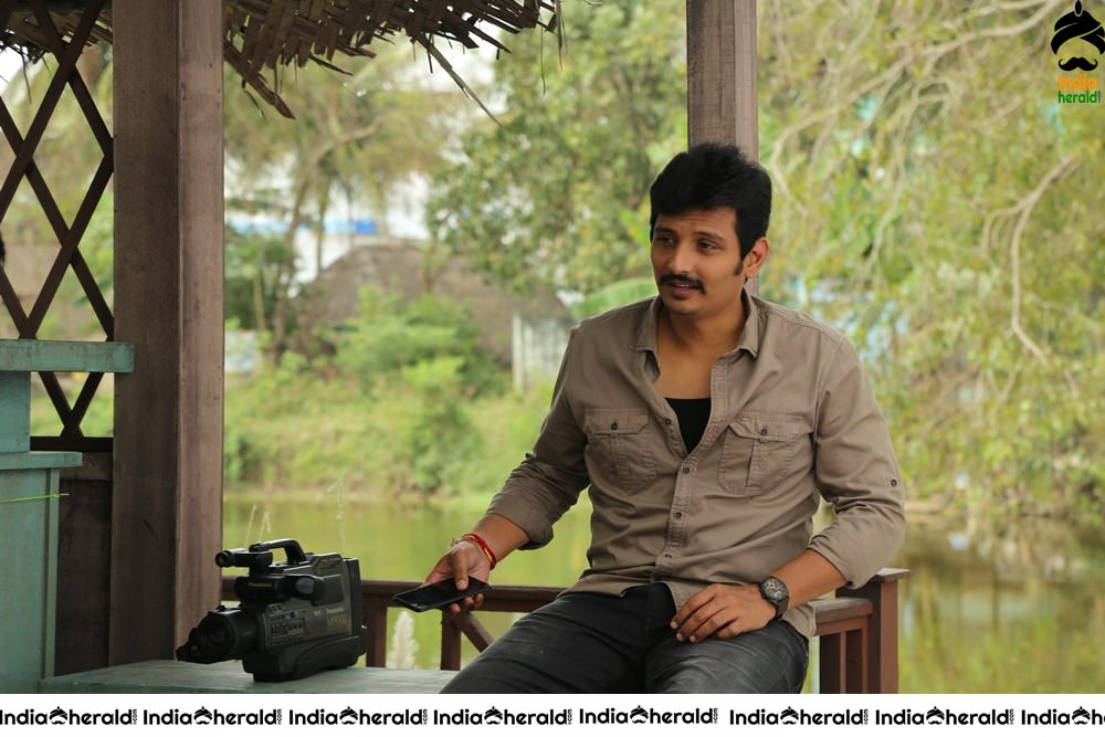 Actor Jiiva Latest Stills from the movie Seeru Set 1